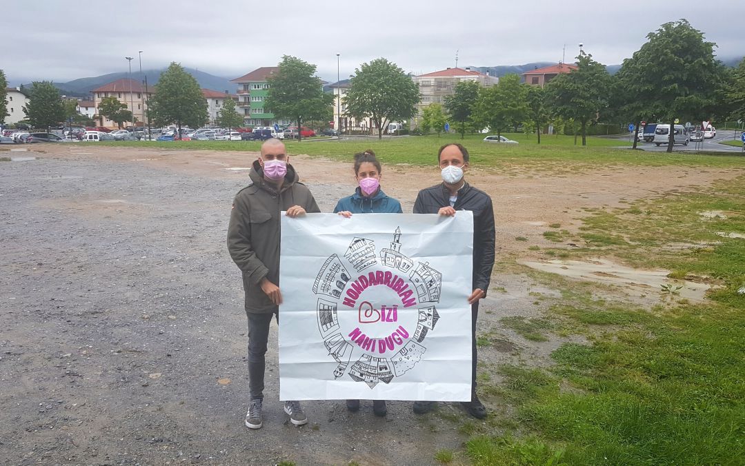 Miembros de Abotsanits en el solar frente a Biteri Eskola Miembros de Abotsanits en el solar frente a Biteri Eskola