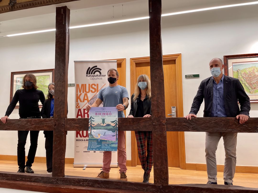 El concejal de Deportes del Ayuntamiento, Juan Luis Silanes; la presidenta de la Federación Guipuzcoana de Surf, Maialen Sáez; el presidente del Hondarribia HS2 Surf Kluba, Iñaki Navascués, y Álvaro Turrión, representante de Katapulta Tour Gipuzkoa El concejal de Deportes del Ayuntamiento, Juan Luis Silanes; la presidenta de la Federación Guipuzcoana de Surf, Maialen Sáez; el presidente del Hondarribia HS2 Surf Kluba, Iñaki Navascués, y Álvaro Turrión, representante de Katapulta Tour Gipuzkoa
