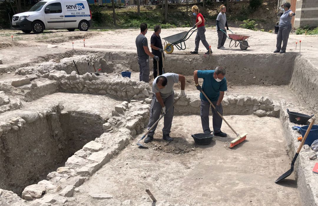 Varias personas trabajan en el yacimiento de Marroquíes Bajos. Varias personas trabajan en el yacimiento de Marroquíes Bajos.