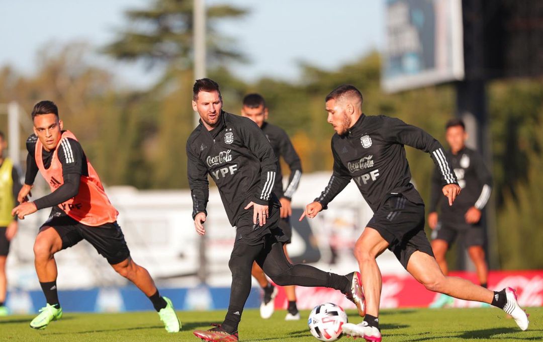 Buendía, junto a Messi, en un reciente entrenamiento de Argentina Buendía, junto a Messi, en un reciente entrenamiento de Argentina