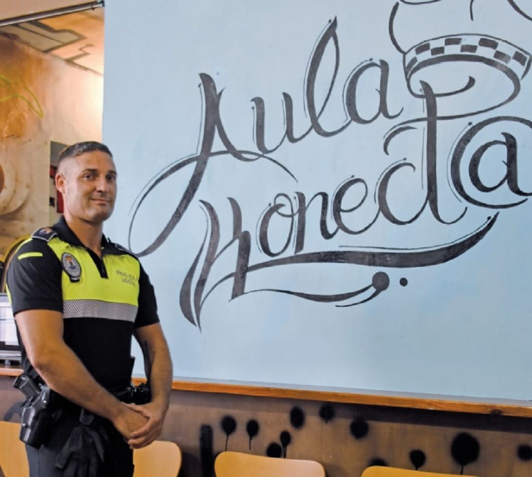 El agente de la Policía Local de Totana, Alfonso Sánchez Martínez, galardonado con una de las Medallas Nacionales al Mérito Profesional que concede UNIJEPOL, en reconocimiento al proyecto Aula Konect@. El agente de la Policía Local de Totana, Alfonso Sánchez Martínez, galardonado con una de las Medallas Nacionales al Mérito Profesional que concede UNIJEPOL, en reconocimiento al proyecto Aula Konect@.