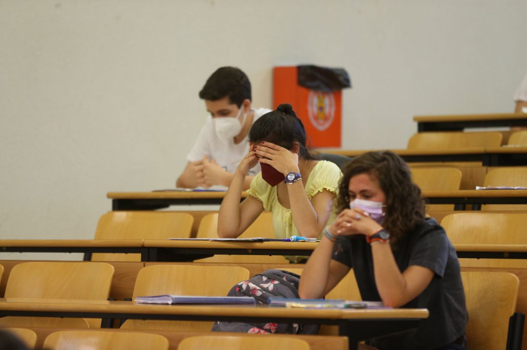 Estudiantes en la Facultad de Ciencias Económicas y Empresariales realizan un examen el día del comienzo de los exámenes de selectividad 2021, a 7 de junio de 2021, en el Campus de Somosaguas de la Universidad Complutense de Madrid. Estudiantes en la Facultad de Ciencias Económicas y Empresariales realizan un examen el día del comienzo de los exámenes de selectividad 2021, a 7 de junio de 2021, en el Campus de Somosaguas de la Universidad Complutense de Madrid.