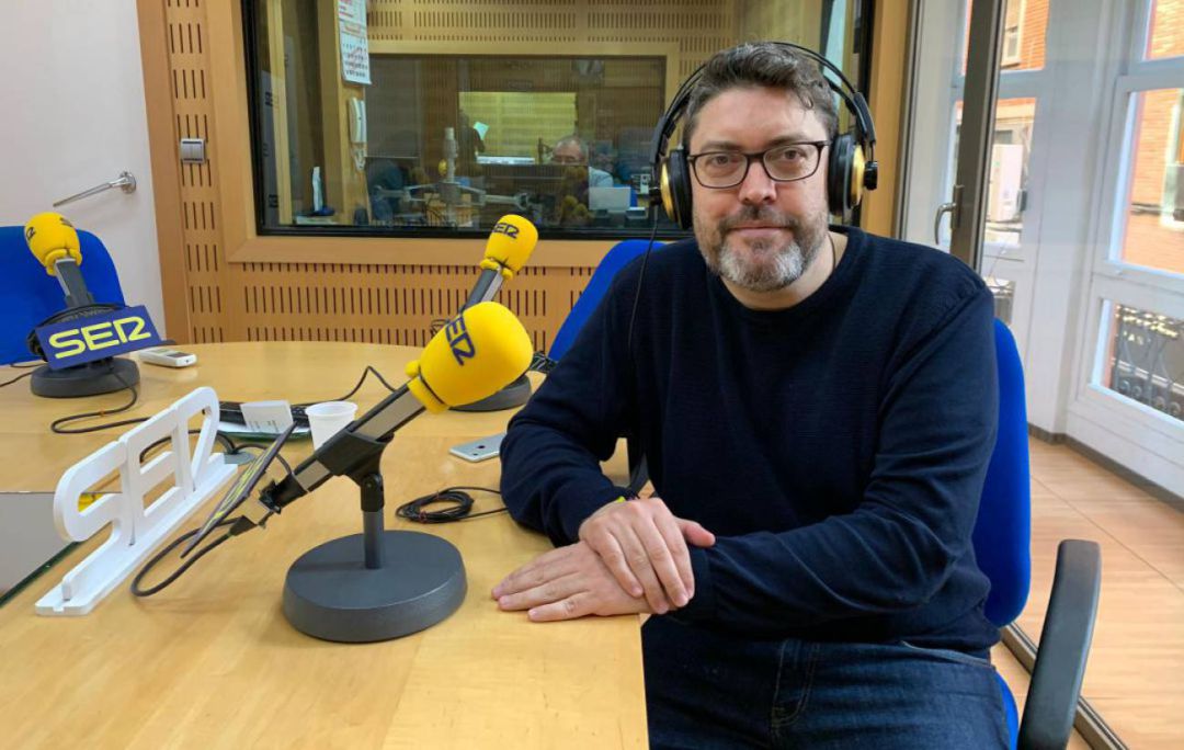 Miguel Sánchez en los estudios de Radio Murcia Miguel Sánchez en los estudios de Radio Murcia