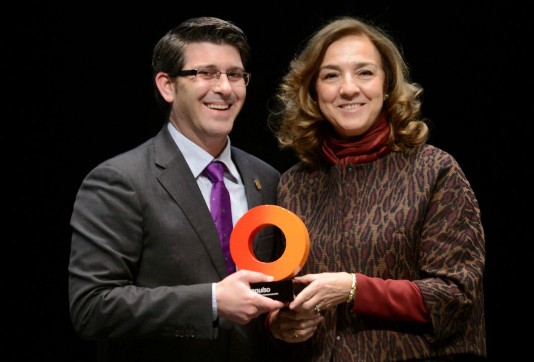 Jorge Rodríguez i Carmen Vela en l'acte de lliurament del reconeixement en 2015 Jorge Rodríguez i Carmen Vela en l'acte de lliurament del reconeixement en 2015