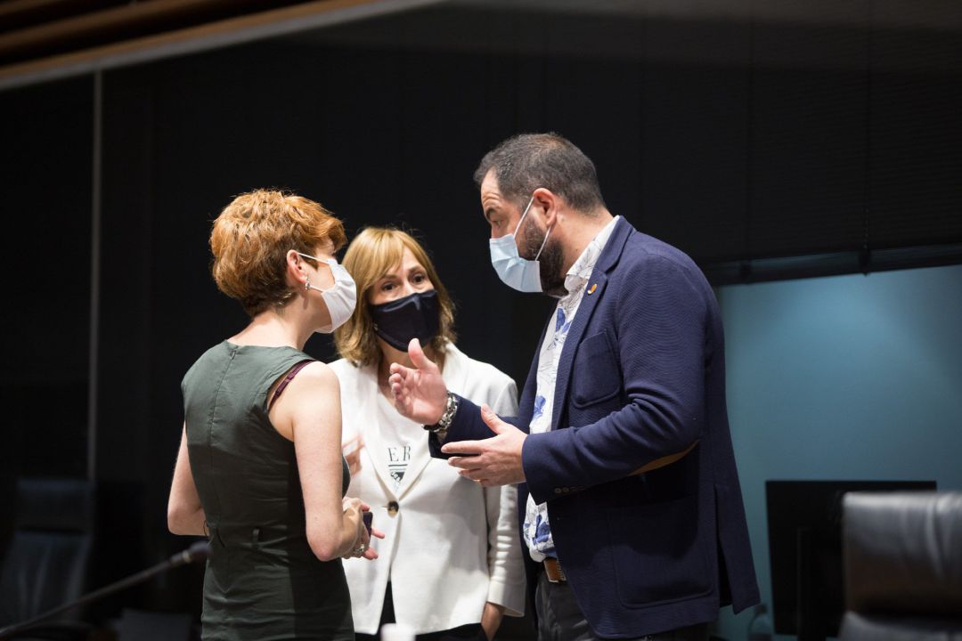 I-D: Bakartxo Ruiz, portavoz de EH Bildu; Uxue Barkos, portavoz de Geroa Bai, y Ramón Alzórriz, portavoz del PSN, en el Parlamento de Navarra. I-D: Bakartxo Ruiz, portavoz de EH Bildu; Uxue Barkos, portavoz de Geroa Bai, y Ramón Alzórriz, portavoz del PSN, en el Parlamento de Navarra.