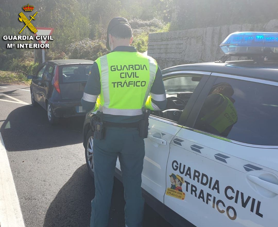 Un vecino de Barro, acusado de saltarse un control de Tráfico e intentar arrollar a un agente Un vecino de Barro, acusado de saltarse un control de Tráfico e intentar arrollar a un agente
