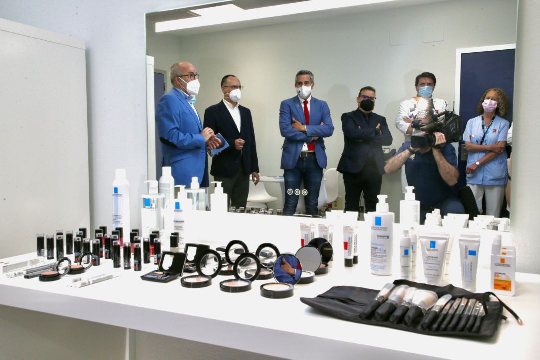 El vicepresidente del Gobierno, Pablo Zuloaga, el consejero de Sanidad, Miguel Rodríguez, y el jefe del servicio de Oncología Radioterápica, Pedro José Prada, presentan la consulta oncoestética para pacientes con cáncer en el Hospital Valdecilla. El vicepresidente del Gobierno, Pablo Zuloaga, el consejero de Sanidad, Miguel Rodríguez, y el jefe del servicio de Oncología Radioterápica, Pedro José Prada, presentan la consulta oncoestética para pacientes con cáncer en el Hospital Valdecilla.