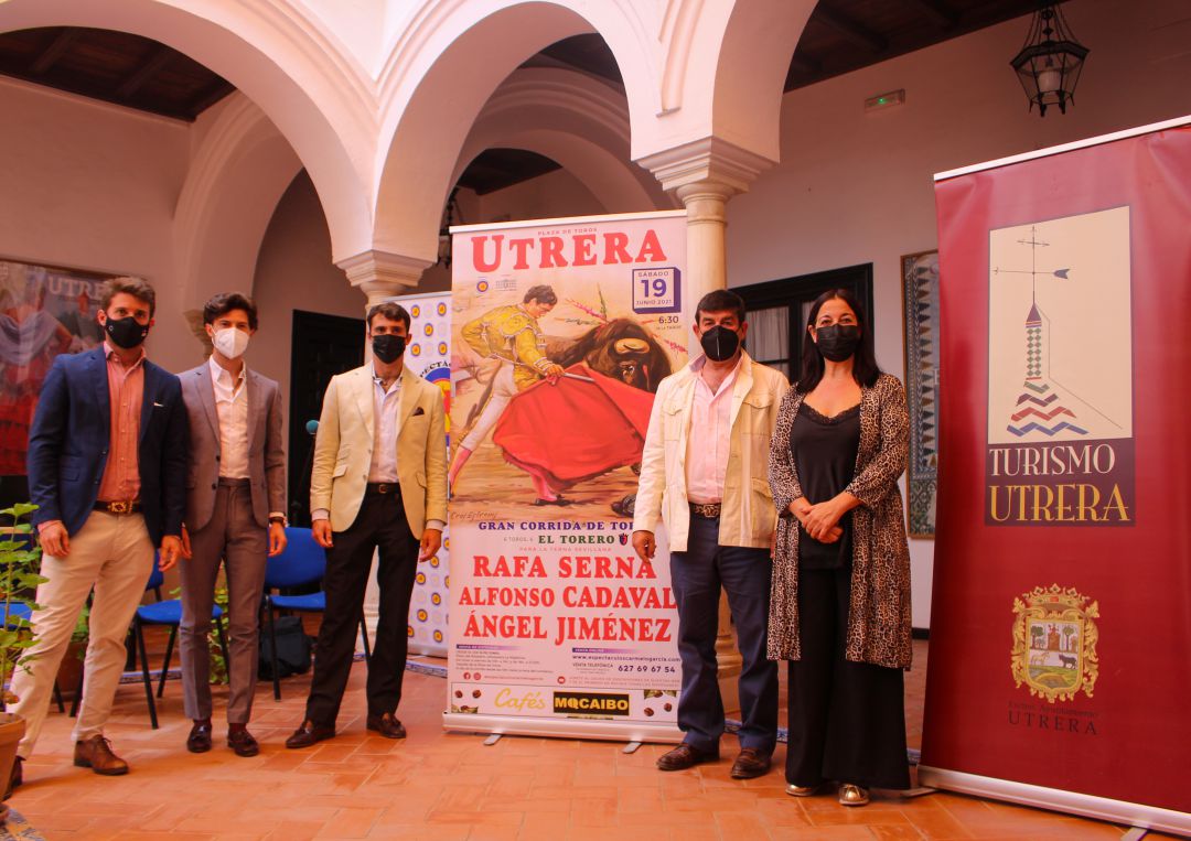 De izquierda a derecha, Alfonso Cadaval, Ángel Jiménez, Rafael Serna, Carmelo García y la delegada municipal de Fiestas Mayores en el Ayuntamiento de Utrera, María del Carmen Cabra De izquierda a derecha, Alfonso Cadaval, Ángel Jiménez, Rafael Serna, Carmelo García y la delegada municipal de Fiestas Mayores en el Ayuntamiento de Utrera, María del Carmen Cabra