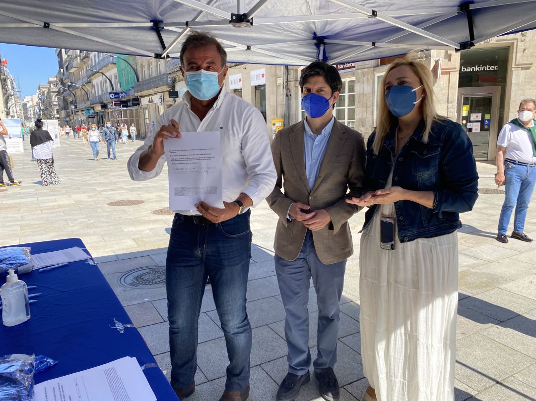 El Senador del PP, Javier Guerra, sujetando el documento de recogida de firmas, junto al diputado Diego Gago y la también senadora Elena Muñoz. El Senador del PP, Javier Guerra, sujetando el documento de recogida de firmas, junto al diputado Diego Gago y la también senadora Elena Muñoz.