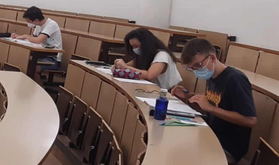 Dos alumnos realizando la EvAU Dos alumnos realizando la EvAU