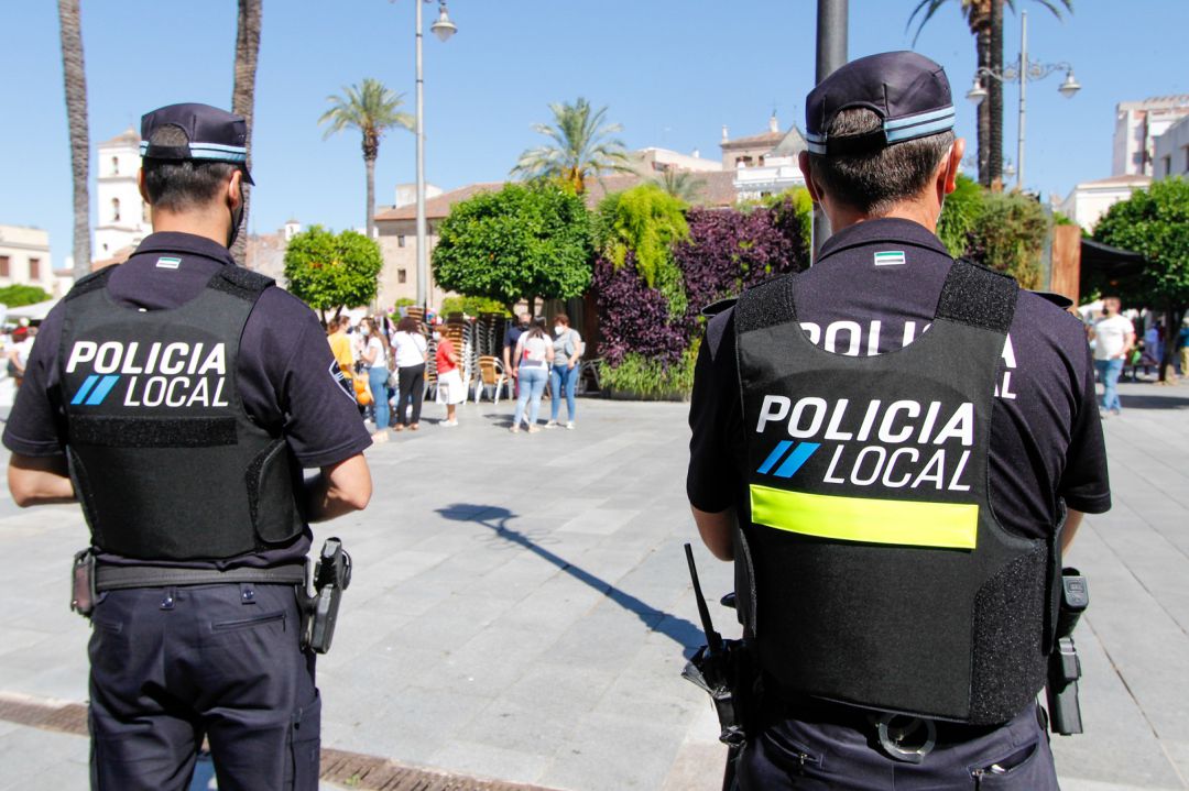 Policías locales de Mérida en la Plaza de España Policías locales de Mérida en la Plaza de España