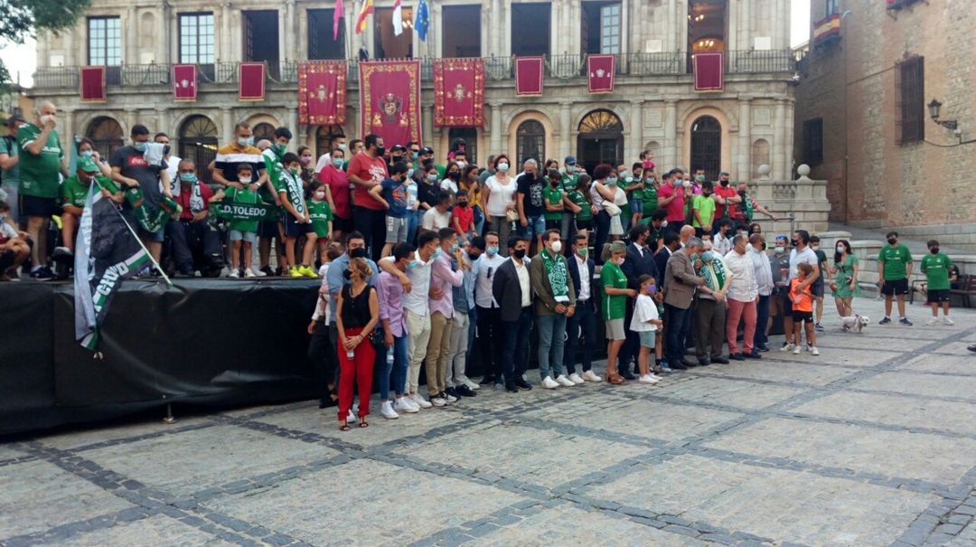 Aficionados, jugadores, consejo de administración y autoridades compartieron foto este lunes Aficionados, jugadores, consejo de administración y autoridades compartieron foto este lunes