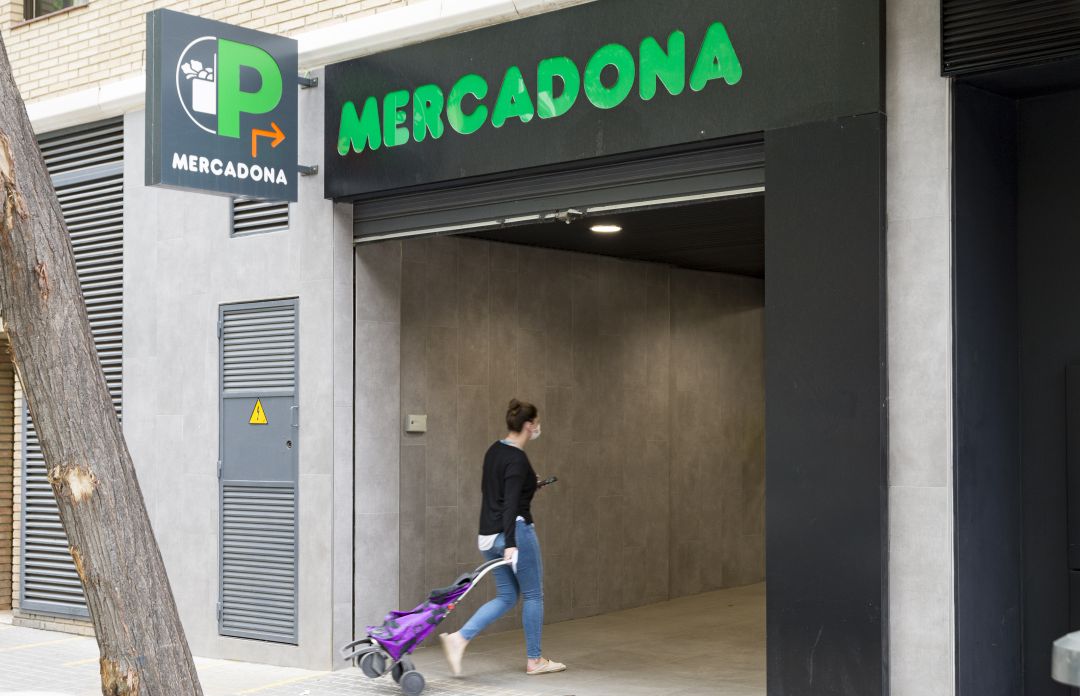 Clienta entrando a uno de los establecimientos de la empresa 'Mercadona'. Clienta entrando a uno de los establecimientos de la empresa 'Mercadona'.