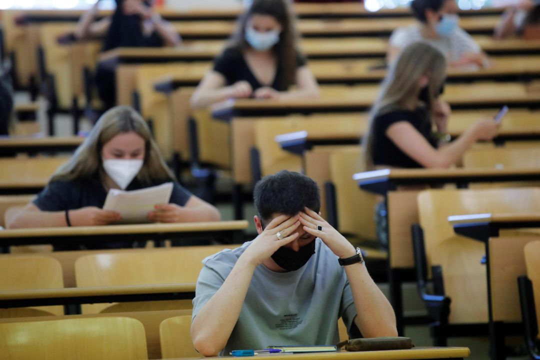Varios estudiantes repasan antes del inicio de la Evaluación para el Acceso a la Universidad en la Comunidad de Madrid (EvAU) este lunes. Varios estudiantes repasan antes del inicio de la Evaluación para el Acceso a la Universidad en la Comunidad de Madrid (EvAU) este lunes.