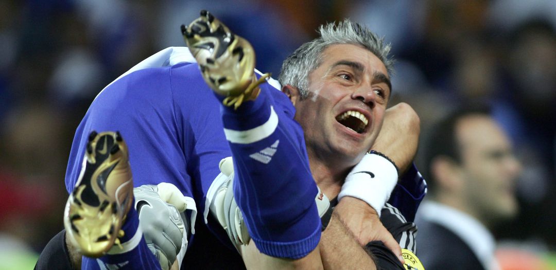 Nikopolidis celebra la consecución de la Eurocopa con Grecia en 2004 Nikopolidis celebra la consecución de la Eurocopa con Grecia en 2004