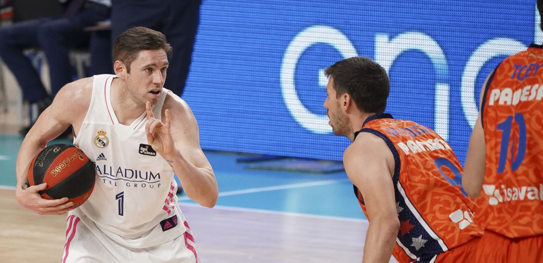 Causeur trata de organizar una jugada ante Valencia Basket Causeur trata de organizar una jugada ante Valencia Basket