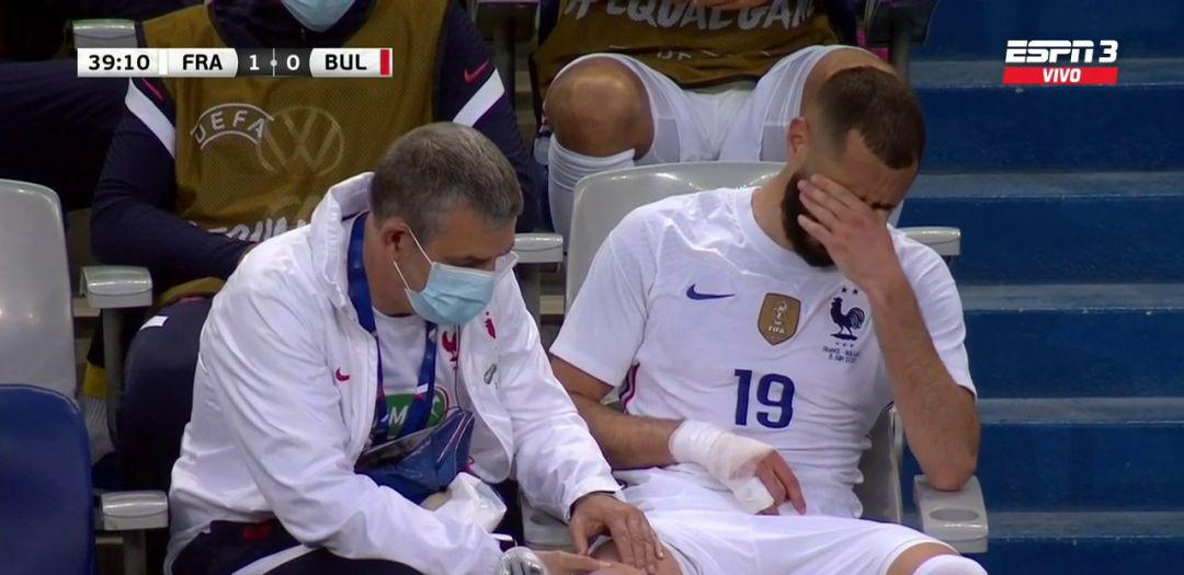 Karim Benzema es examinado en el banquillo de la selección francesa Karim Benzema es examinado en el banquillo de la selección francesa