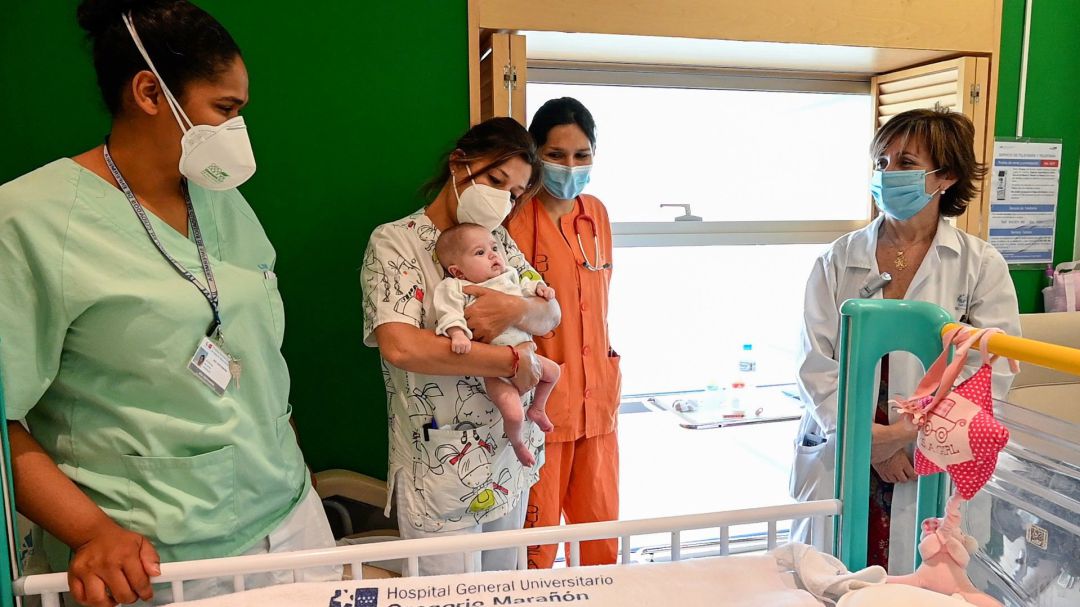 El Área del Corazón Infantil del Gregorio Marañón ha dado el alta a Naiara, la bebé que ha permanecido desde su nacimiento en el hospital por problemas en su corazón. El Área del Corazón Infantil del Gregorio Marañón ha dado el alta a Naiara, la bebé que ha permanecido desde su nacimiento en el hospital por problemas en su corazón.