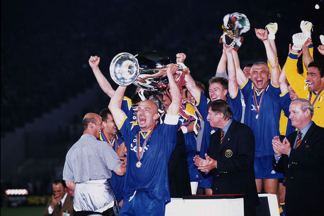 Vialli levanta el trofeo de la Liga de Campeones ganado con la Juventus en 1996. Vialli levanta el trofeo de la Liga de Campeones ganado con la Juventus en 1996.