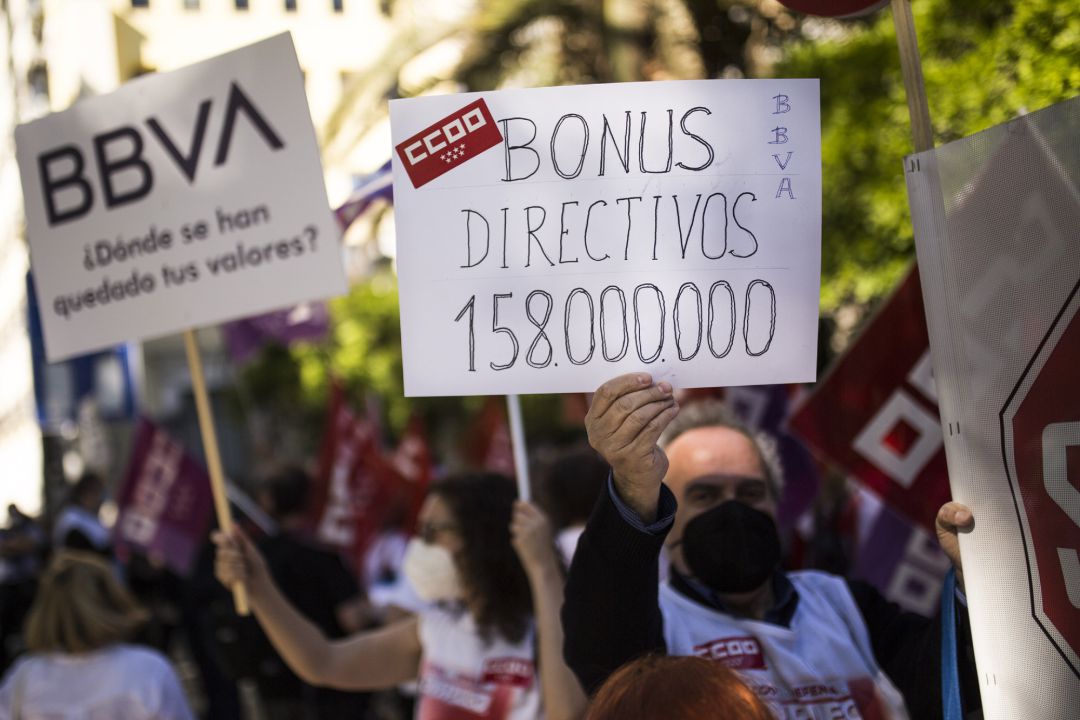 Un hombre sujeta un cartel en el que se lee: "Bonus directivos 158.000.000" durante una concentración contra el ERE de BBVA, en el Paseo de Recoletos, el pasado 17 de mayo, en Madrid. Un hombre sujeta un cartel en el que se lee: "Bonus directivos 158.000.000" durante una concentración contra el ERE de BBVA, en el Paseo de Recoletos, el pasado 17 de mayo, en Madrid.