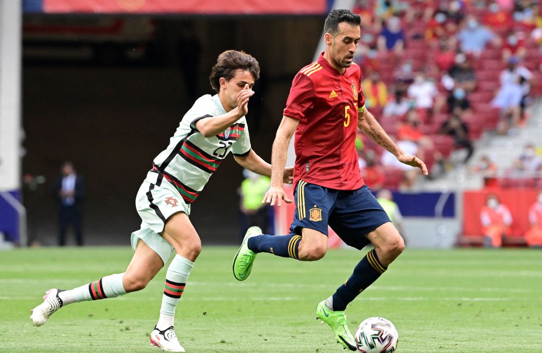 Busquets defiende un balón ante la presión de Joao Félix en el amistoso entre España y Portugal del pasado viernes Busquets defiende un balón ante la presión de Joao Félix en el amistoso entre España y Portugal del pasado viernes