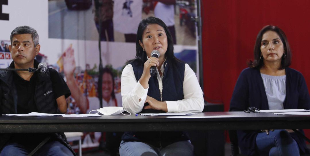 La candidata presidencial Keiko Fujimori, acompañada por su equipo de campaña en Lima (Perú). La candidata presidencial Keiko Fujimori, acompañada por su equipo de campaña en Lima (Perú).