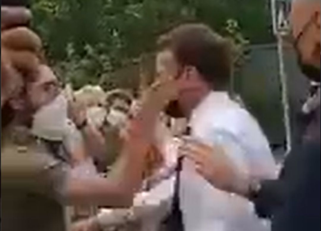 Macron, presidente francés, ha recibid un puñetazo de un hombre en el sur de Lyon (captura de vídeo). Macron, presidente francés, ha recibid un puñetazo de un hombre en el sur de Lyon (captura de vídeo).