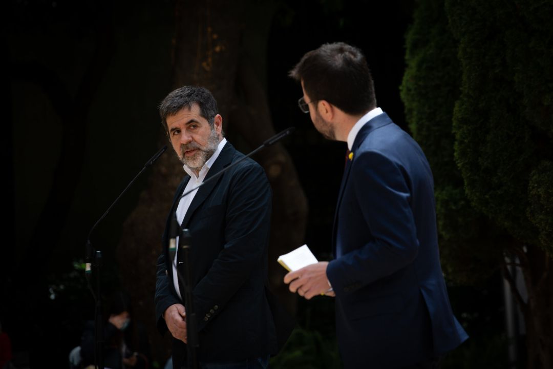 El president de la Generalitat en funciones, Pere Aragonès (d) y el secretario general de Junts, Jordi Sànchez (i) realizan una intervención conjunta, a 17 de mayo de 2021, en Barcelona, Catalunya (España). El president de la Generalitat en funciones, Pere Aragonès (d) y el secretario general de Junts, Jordi Sànchez (i) realizan una intervención conjunta, a 17 de mayo de 2021, en Barcelona, Catalunya (España).