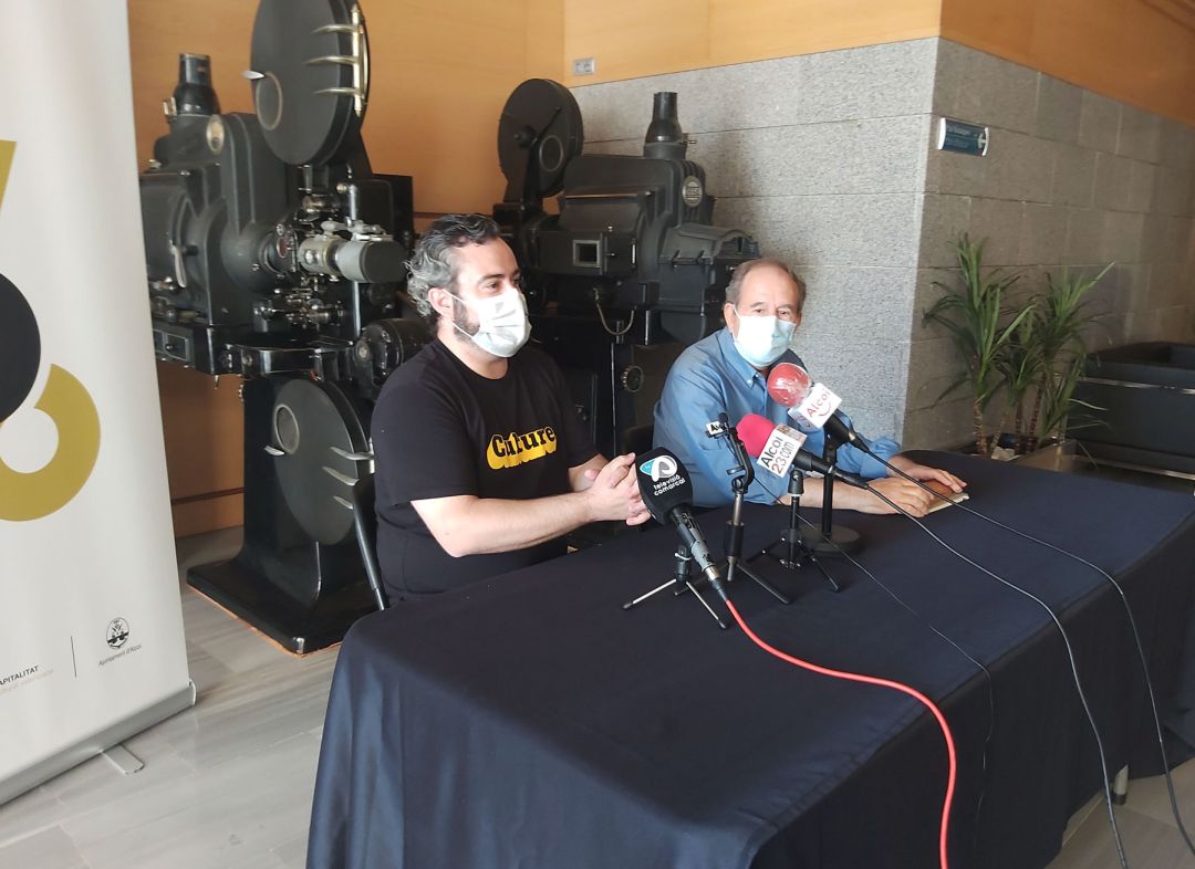 Raül Llopis, concejal de Cultura, y Adolfo Mataix, presidente de la Comisión de Artes Escénicas, en la rueda de prensa en el hall del Teatre Calderón Raül Llopis, concejal de Cultura, y Adolfo Mataix, presidente de la Comisión de Artes Escénicas, en la rueda de prensa en el hall del Teatre Calderón