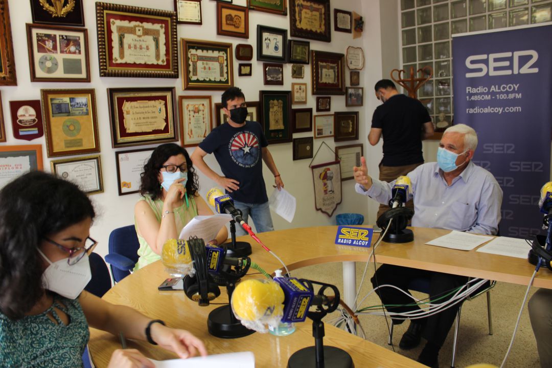 Ensayo de la presentación de la revista del 90 aniversario en Radio Alcoy Ensayo de la presentación de la revista del 90 aniversario en Radio Alcoy