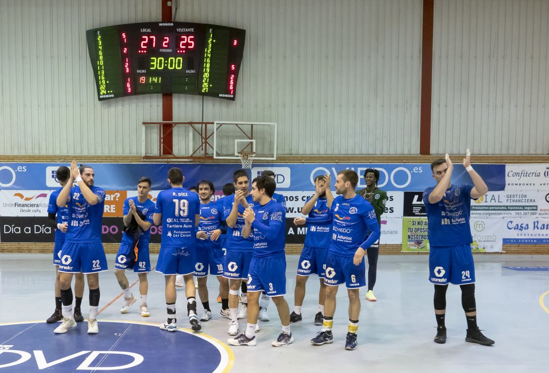 Los jugadores saludan tras un partido Los jugadores saludan tras un partido