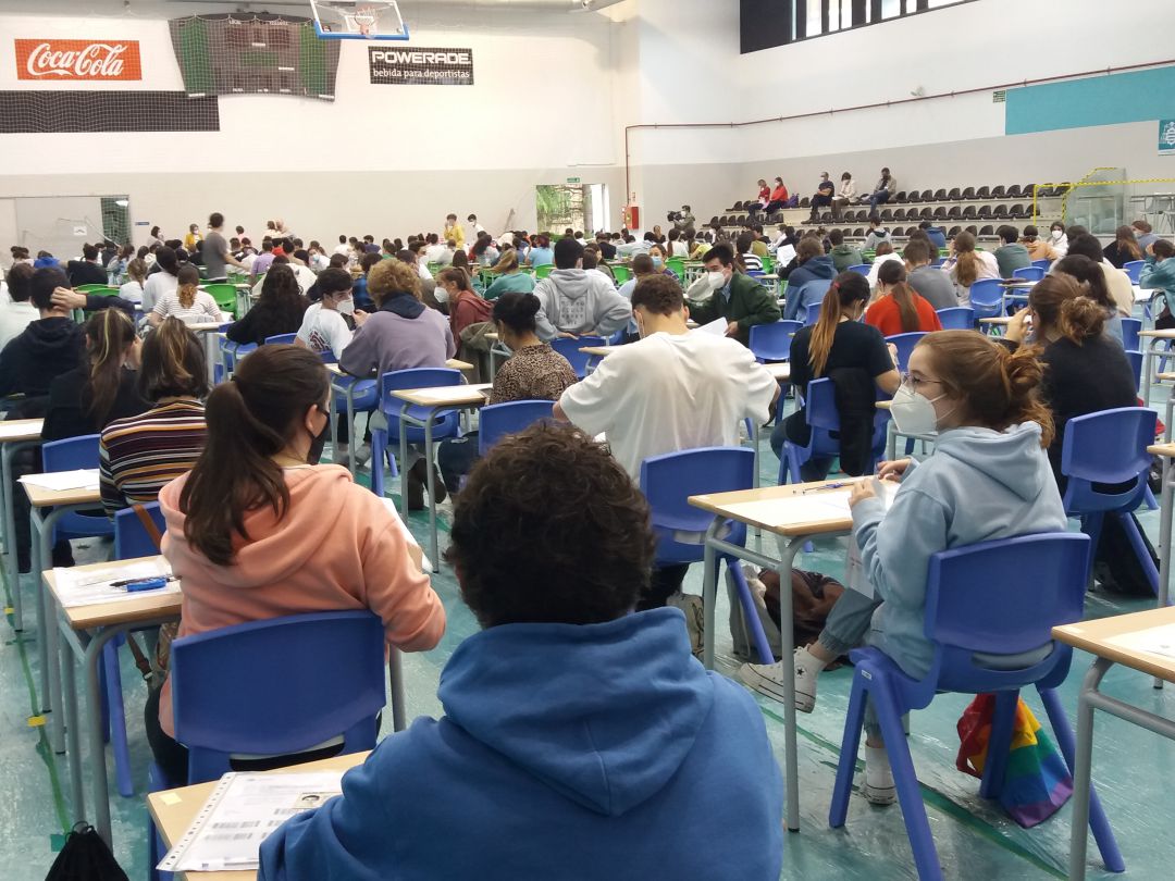 Algunos estudiantes han realizado sus pruebas en el Polideportivo de la Universidad de Oviedo, en el CAU Algunos estudiantes han realizado sus pruebas en el Polideportivo de la Universidad de Oviedo, en el CAU