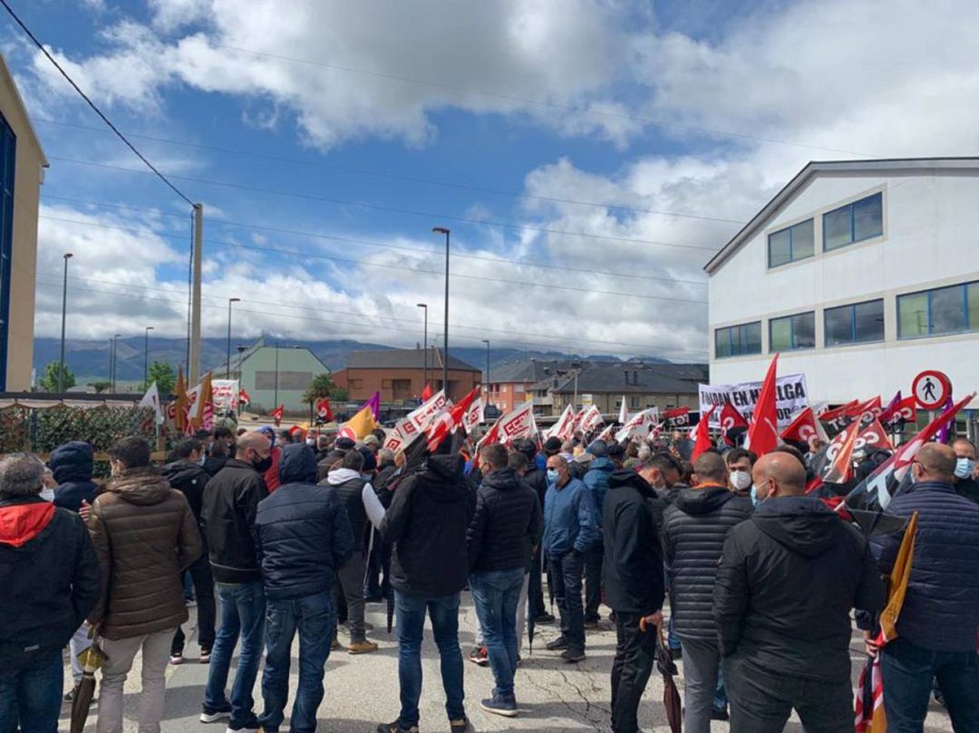 Trabajadores durante la última huelga en Roldán Trabajadores durante la última huelga en Roldán