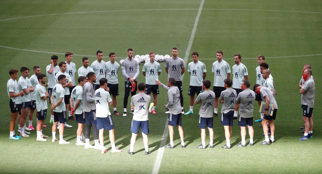 El entrenador de la selección española Luis Enrique (c) dirige el entrenamiento de este jueves en el estadio Wanda Metropolitano, en Madrid, donde mañana se enfrentarán a Portugal en un partido amistoso antes del inicio de la Eurocopa 2020. El entrenador de la selección española Luis Enrique (c) dirige el entrenamiento de este jueves en el estadio Wanda Metropolitano, en Madrid, donde mañana se enfrentarán a Portugal en un partido amistoso antes del inicio de la Eurocopa 2020.