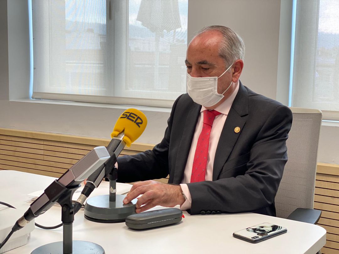 El consejero Arriola, esta tarde en los estudios de Radio Bilbao El consejero Arriola, esta tarde en los estudios de Radio Bilbao