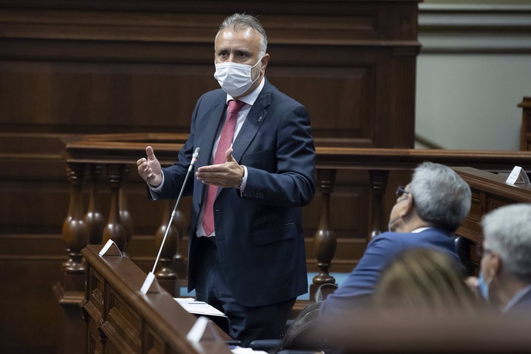 El presidente del Gobierno, Ángel Víctor Torres, en el pleno. El presidente del Gobierno, Ángel Víctor Torres, en el pleno.