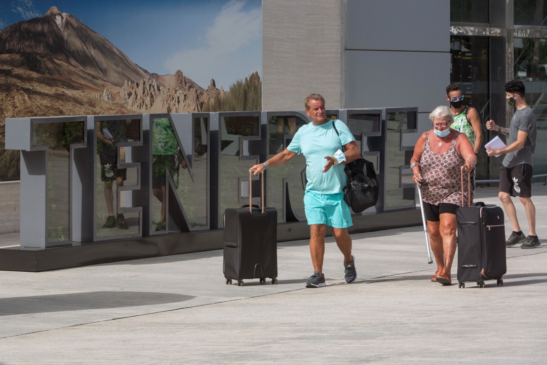 Visitantes aterrizando en el Aeropuerto de Tenerife Sur Visitantes aterrizando en el Aeropuerto de Tenerife Sur