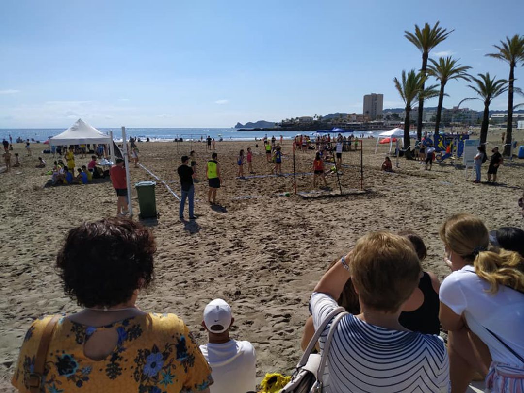 Ambiente en la playa del arenal durante la Lliga Valenciana. Ambiente en la playa del arenal durante la Lliga Valenciana.