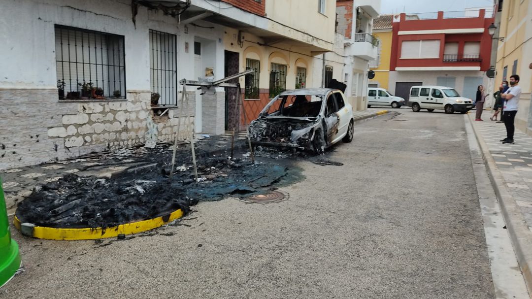 Coche y varios contenederos afectados por el fuego Coche y varios contenederos afectados por el fuego