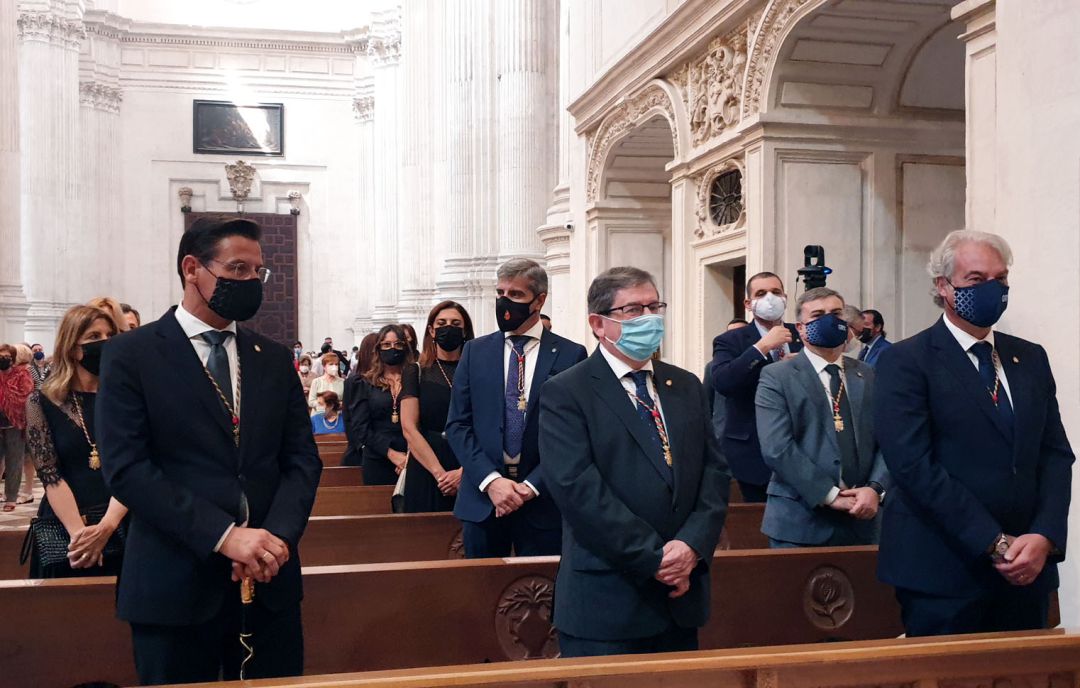 La misa del Corpus en la Catedral de Granada, el 3 de junio, fue el único momento de las últimas semanas en el que los concejales del PP en el Ayuntamiento de Granada accedieron a estar en el mismo lugar que el alcalde, Luis Salvador, de Ciudadanos. El alcalde, a la izquierda de la imagen, mira a su izquierda donde se encuentra el concejal popular Luis González, al que su partido quiere proponer como alcalde para lo que pide al regidor que de un paso atrás. La misa del Corpus en la Catedral de Granada, el 3 de junio, fue el único momento de las últimas semanas en el que los concejales del PP en el Ayuntamiento de Granada accedieron a estar en el mismo lugar que el alcalde, Luis Salvador, de Ciudadanos. El alcalde, a la izquierda de la imagen, mira a su izquierda donde se encuentra el concejal popular Luis González, al que su partido quiere proponer como alcalde para lo que pide al regidor que de un paso atrás.