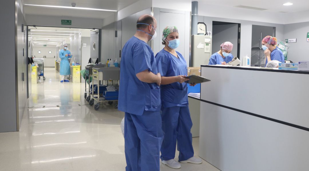 Varios profesionales sanitarios en un hospital andaluz. Varios profesionales sanitarios en un hospital andaluz.