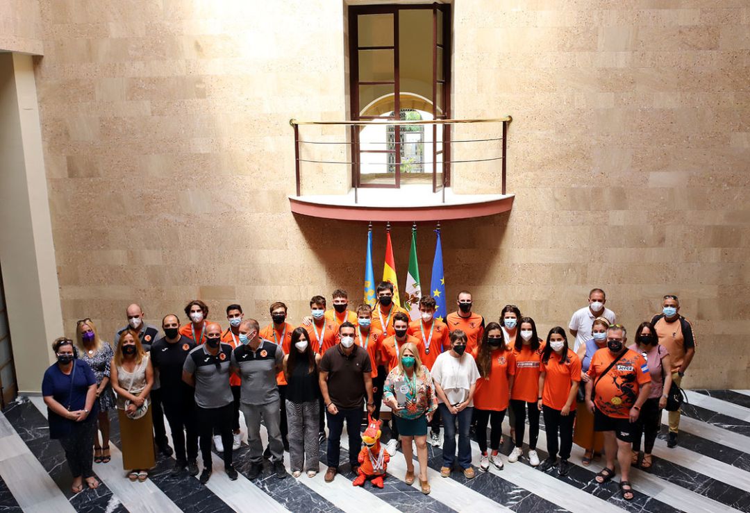 La alcaldesa en el Ayuntamiento junto al equipos de Waterpolo Jerez La alcaldesa en el Ayuntamiento junto al equipos de Waterpolo Jerez