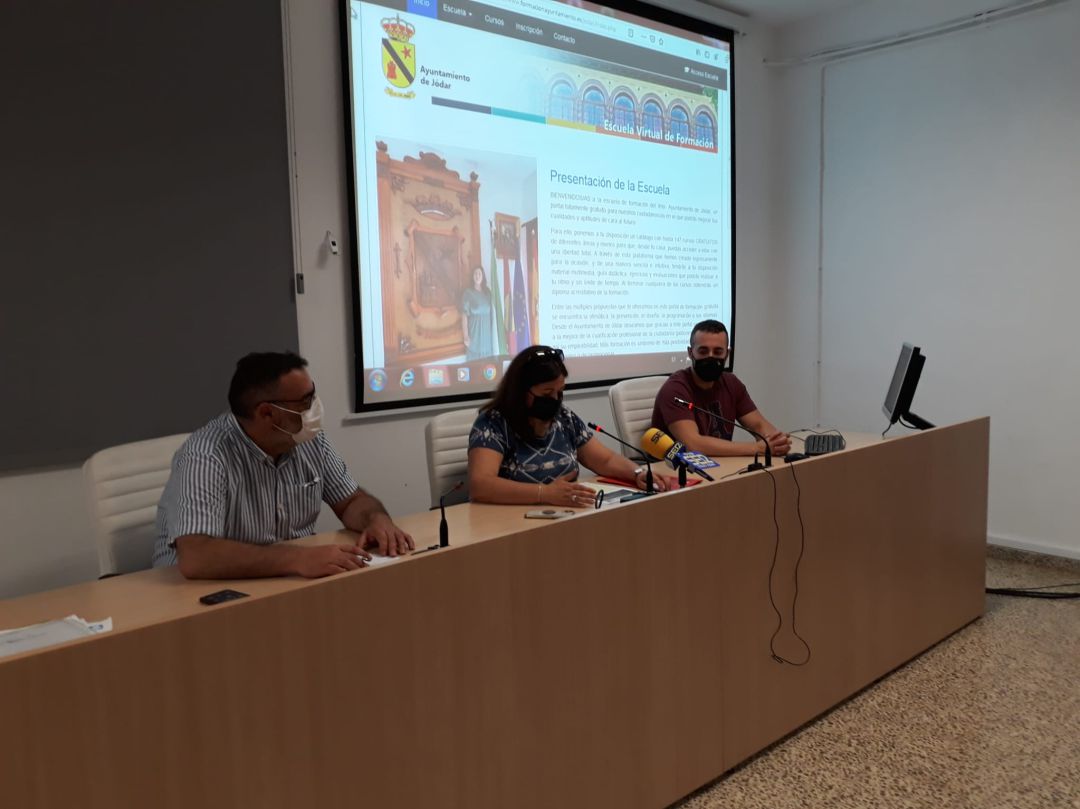 Momento de la presentación de la Escuela Virtual de Formación, en primer plano el concejal de educación, Enrique Yerves, a continuación alcaldesa, Mª Teresa García, y primer teniente de alcalde, Antonio Jesús Díaz Momento de la presentación de la Escuela Virtual de Formación, en primer plano el concejal de educación, Enrique Yerves, a continuación alcaldesa, Mª Teresa García, y primer teniente de alcalde, Antonio Jesús Díaz