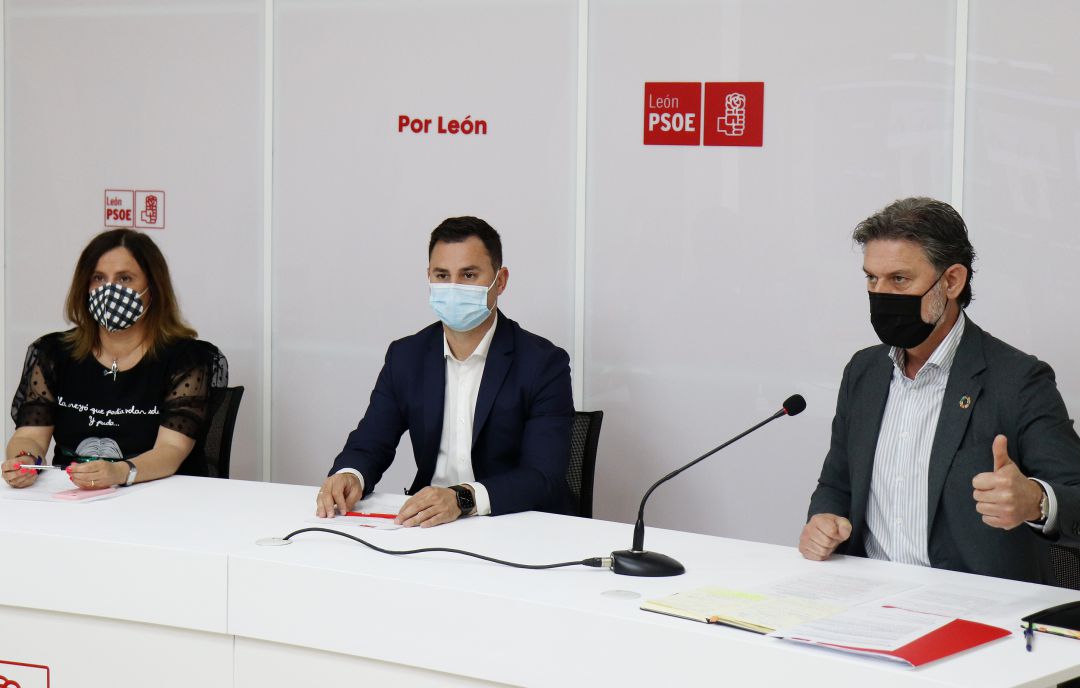 El Partido Socialista lleva la polémica sobre los macroparques de energía verde a las Cortes autonómicas El Partido Socialista lleva la polémica sobre los macroparques de energía verde a las Cortes autonómicas