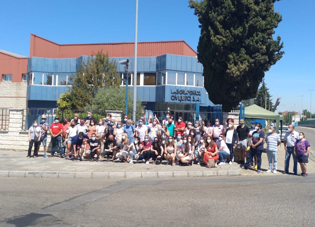 La plantilla de Ovejero cocnentrda frente a la sede de los laboratorios La plantilla de Ovejero cocnentrda frente a la sede de los laboratorios