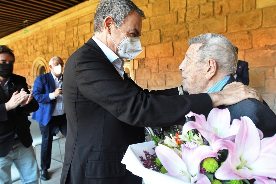 El expresidente José Luis Rodríguez Zapatero (i) durante el homenaje que le ha rendido la organización Paradores de Turismo a Josep Sala (d), de 102 años, último superviviente de los presos políticos que fueron encerrados en el Hostal de San Marcos de León, reconvertido el cárcel durante la Guerra Civil. El expresidente José Luis Rodríguez Zapatero (i) durante el homenaje que le ha rendido la organización Paradores de Turismo a Josep Sala (d), de 102 años, último superviviente de los presos políticos que fueron encerrados en el Hostal de San Marcos de León, reconvertido el cárcel durante la Guerra Civil.