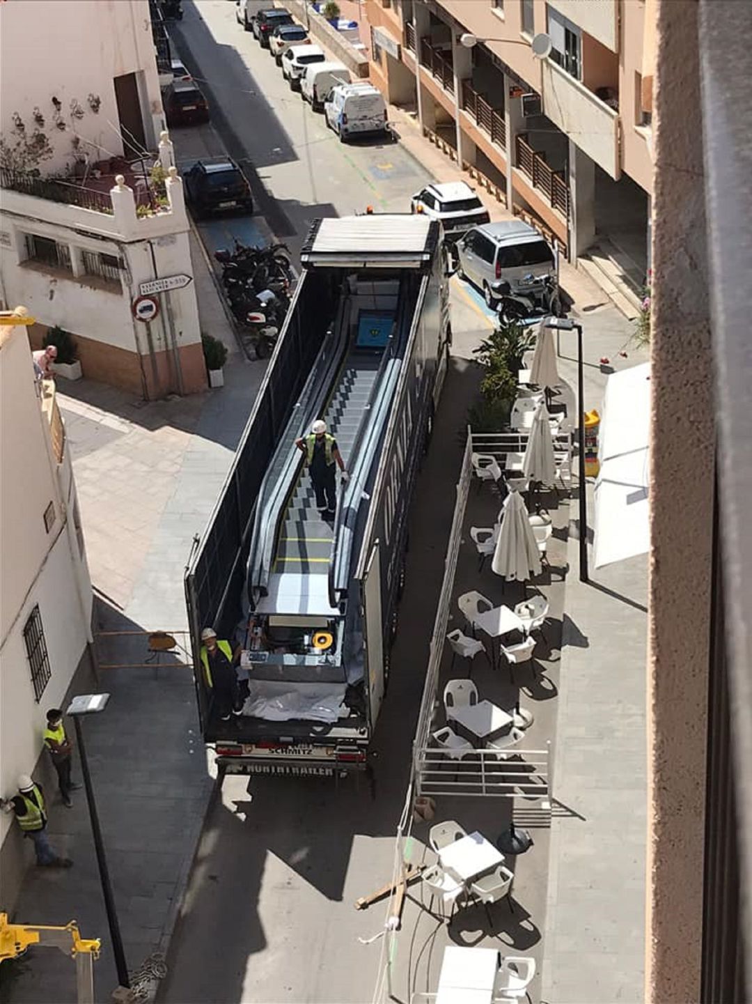 Llegan a Calp las controvertidas escaleras mecánicas para hacer más accesible el casco antiguo. Llegan a Calp las controvertidas escaleras mecánicas para hacer más accesible el casco antiguo.