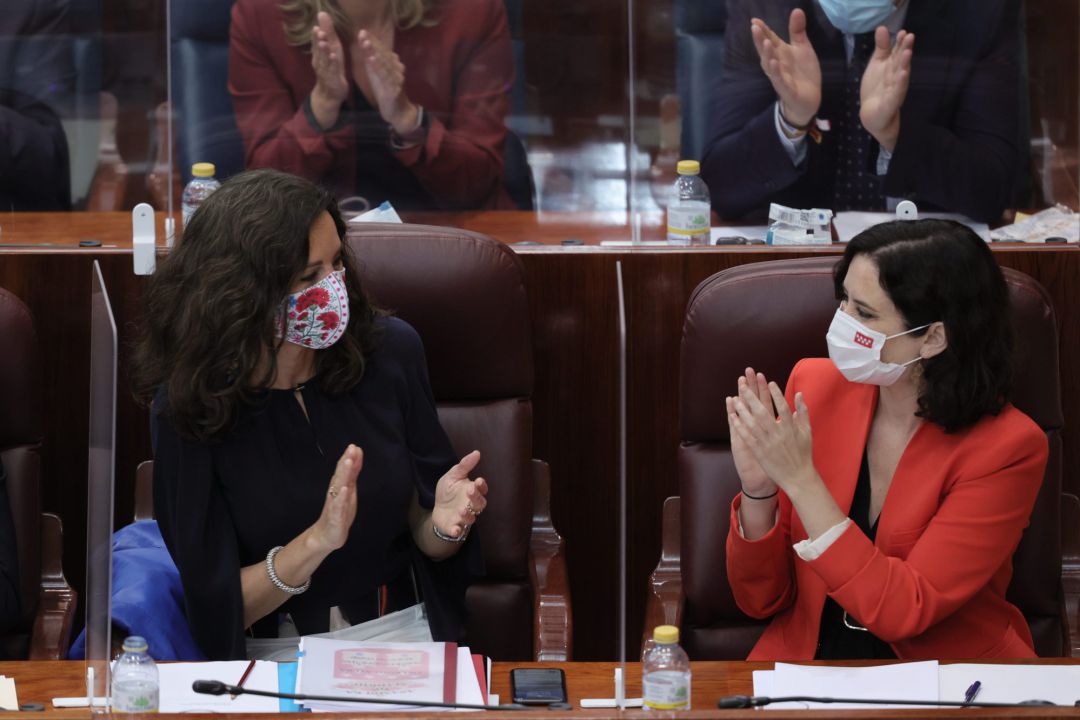 La presidenta de la Asamblea de Madrid, Eugenia Carballedo (i), y la presidenta en funciones de la Comunidad, Isabel Díaz Ayuso, aplauden durante el acto de constitución del Cámara. La presidenta de la Asamblea de Madrid, Eugenia Carballedo (i), y la presidenta en funciones de la Comunidad, Isabel Díaz Ayuso, aplauden durante el acto de constitución del Cámara.