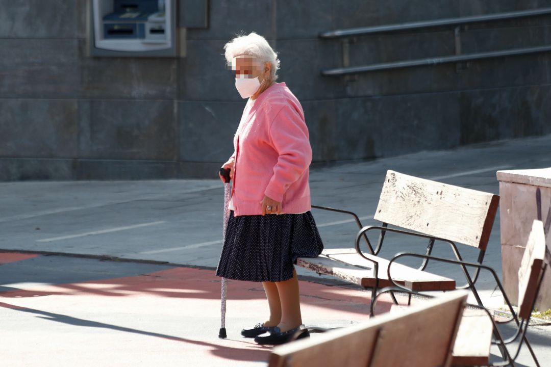 Una mujer pasea en Madrid. Una mujer pasea en Madrid.