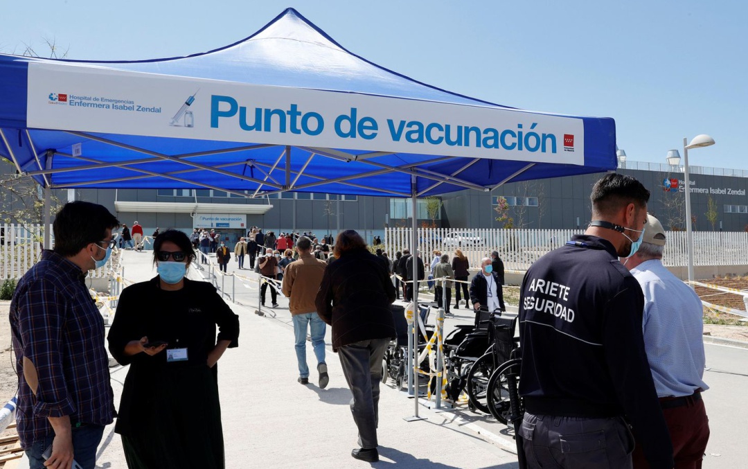 Un agente de Ariete Seguridad en los accesos al Isabel Zendal Un agente de Ariete Seguridad en los accesos al Isabel Zendal